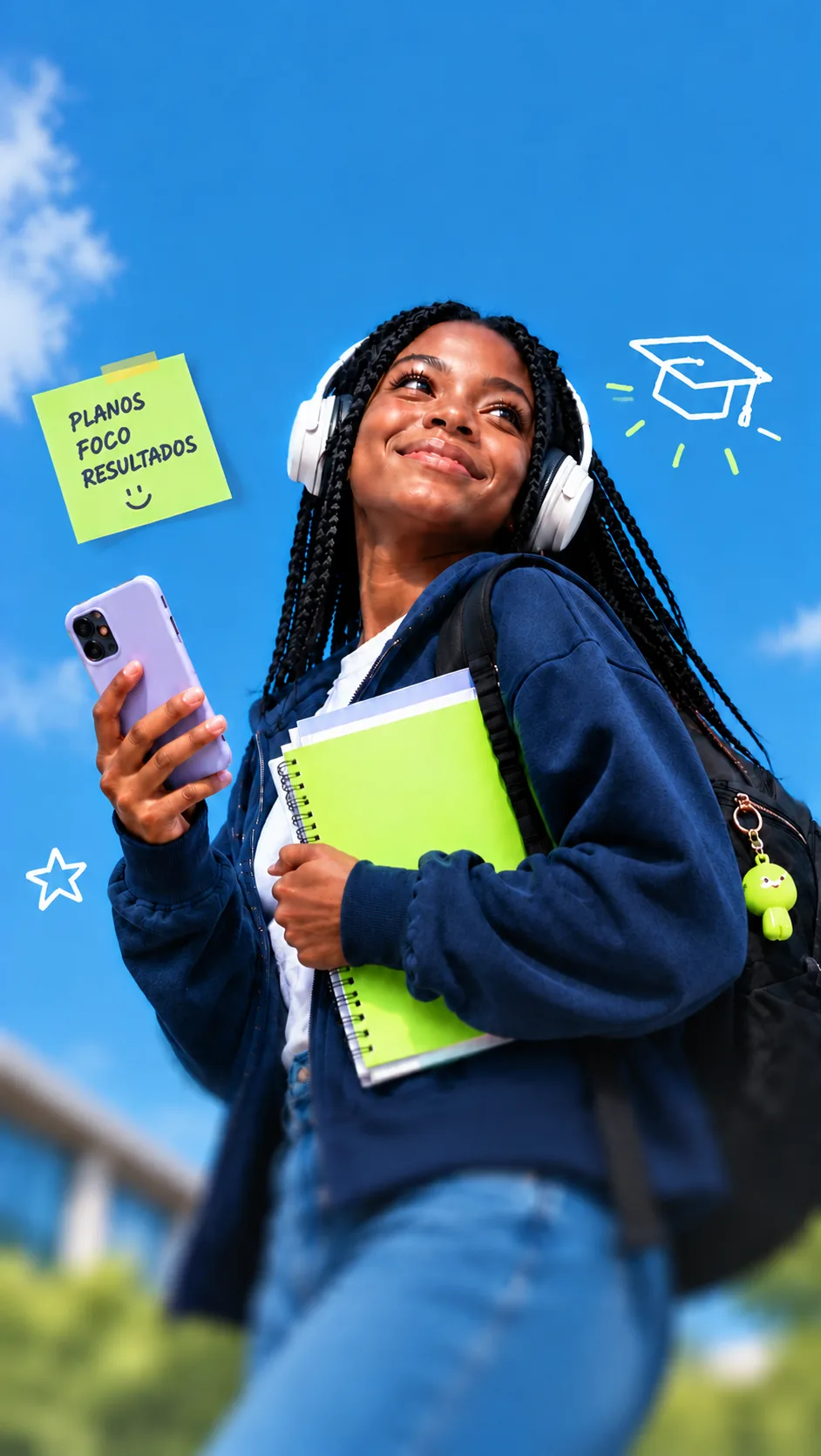 Estudante Dookia com telemóvel e cadernos